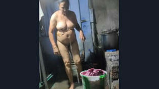 Indian housewife washes her body in a VDO