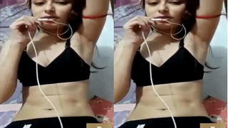 Beautiful Indian girl with big boobs masturbates in exclusive video
