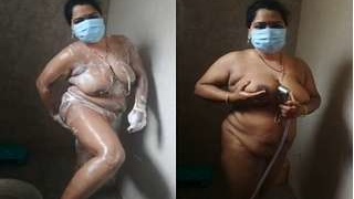 Indian bhabhi's exclusive bathing video