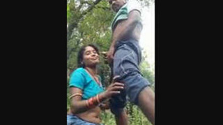 Indian couple's romantic outdoor encounter with blowjob