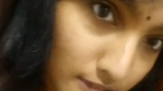 Nude Indian girl reveals her bare breasts in MMS