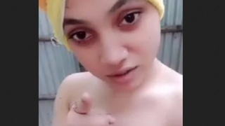 Cute girl in the bath: A beautiful video for your boyfriend