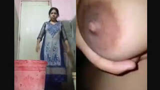 Bhabhi's solo bath in the bathtub, revealing her breasts