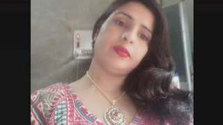 Mature Desi Aunty gets fucked in video