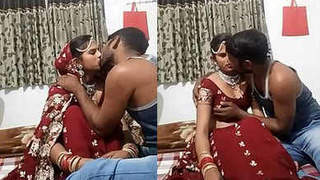 Bhabhi's smooch and boob press in suhagraat video