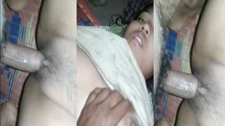 Desi amateur's sweet pussy gets fucked in MMS video