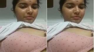 Mallu bhabhi flaunts her big boobs in a solo video