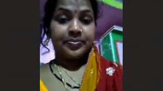 Desi bhabhi masturbates and takes a bath in video