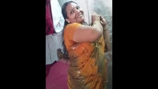 Chubby aunty in sari strips down for her lover
