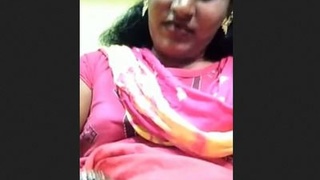Bhabhi flaunts her big boobs in a seductive video