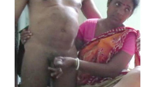 Desi maid gives erotic blowjob to employer