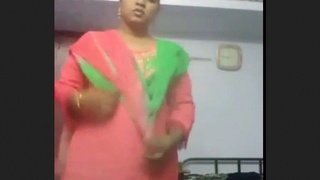 Naked Bhabhi flaunts her curves in a steamy video