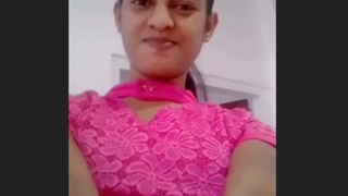 Cute Lankan girl reveals her body in a video