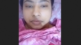 Watch this bhabhi show off her big boobs and curvy body