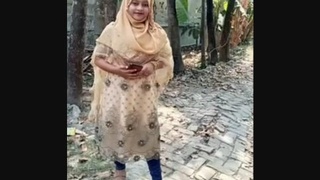 Bangla babe flaunts her body and masturbates for the camera