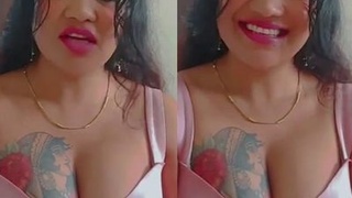 Busty model Soniya Maheshwari flaunts her big boobs in seductive cleavage show